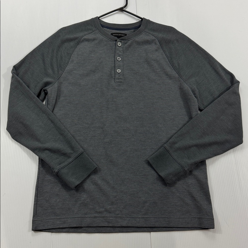 K34. Men’s gray banana republic‎ long sleeve (L)